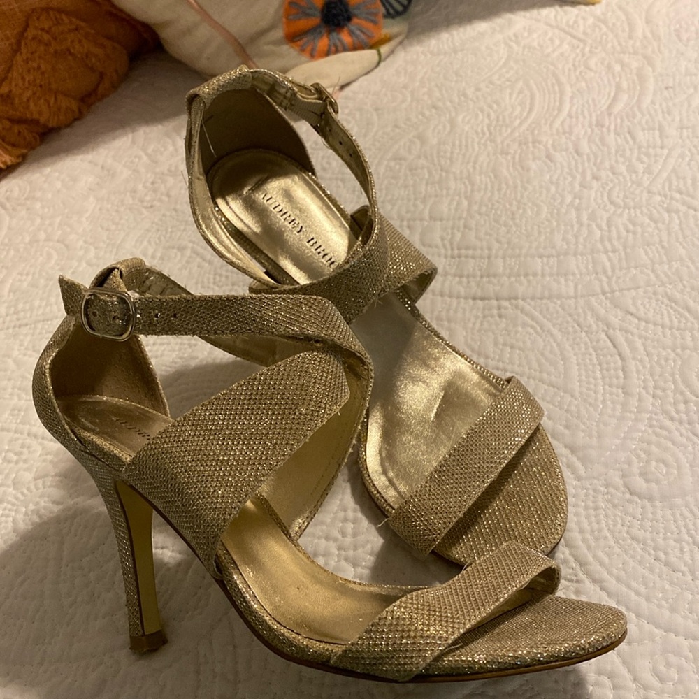 Audrey Brooke size 8 gold/champagne heels